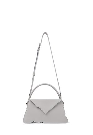 Jasnoszara skórzana torebka z falistymi krawędziami, trójkątną klapą z przodu, uchwytem na górze oraz regulowanym paskiem na ramię, prezentowana na białym tle.