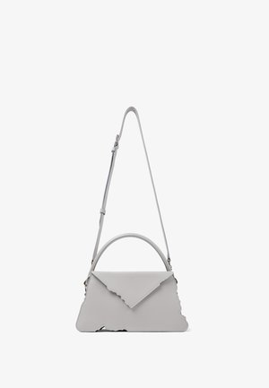 Jasnoszara skórzana torebka z falistymi krawędziami, trójkątną klapą z przodu, uchwytem na górze oraz regulowanym paskiem na ramię, prezentowana na białym tle.