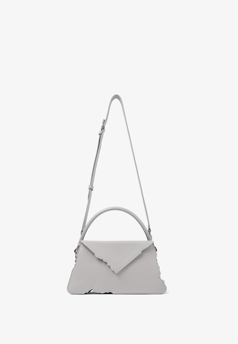 Sac à main en cuir gris clair avec bords festonnés, rabat avant triangulaire, poignée supérieure et bandoulière réglable, présenté sur fond blanc.