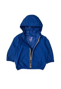 Giacca a vento blu in materiale leggero, con cappuccio, polsini elasticizzati e una cerniera frontale con bordi di colore contrastante.