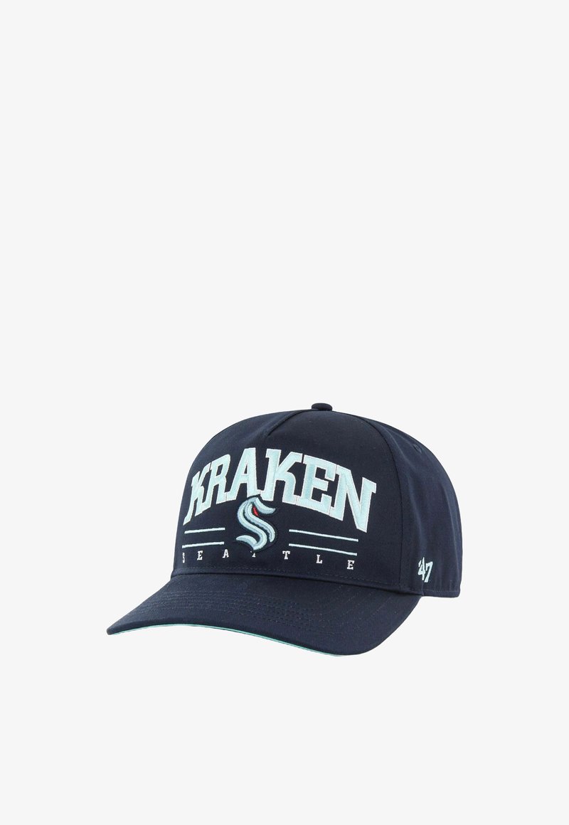 Die marineblaue Baseballmütze zeigt in hellblauer Stickerei "KRAKEN" und "SEATTLE", mit einer Logo-Akzentuierung und gebogenem Schirm.