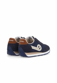 Sneaker in suede blu navy con dettagli crema, design con lacci, tomaia texturizzata, dettaglio del tallone marrone e suola bianca.