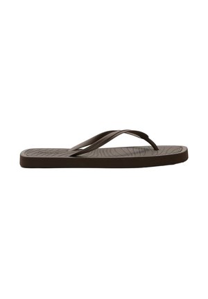 Brązowa sandałka typu flip-flop z teksturowaną wkładką i cienkimi skrzyżowanymi paskami, pokazana z profilu na białym tle.