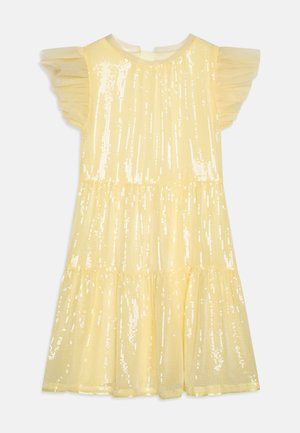 Vestido amarillo con lentejuelas, mangas con volantes, diseño en capas y tejido texturizado. Los acentos brillantes crean un efecto resplandeciente.