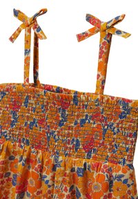 Robe d'été florale avec corsage smocké, bretelles ajustables et ourlet volanté. Le tissu présente des motifs de fleurs orange, bleu et jaune sur un fond clair.