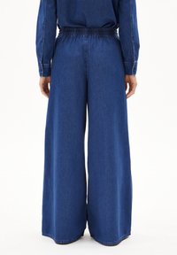 Wijde denim jeans in donkerblauw, met een elastische tailleband en een gladde textuur, met een nette afwerking aan de zoom.