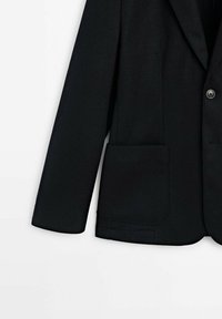 Blazer noir à un bouton, col cranté, manches longues et grande poche plaquée avant côté droit.