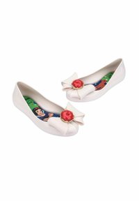 Bailarinas de plástico blancas con un gran lazo y detalle de gema roja en la punta. En el interior presentan un diseño de personaje colorido.