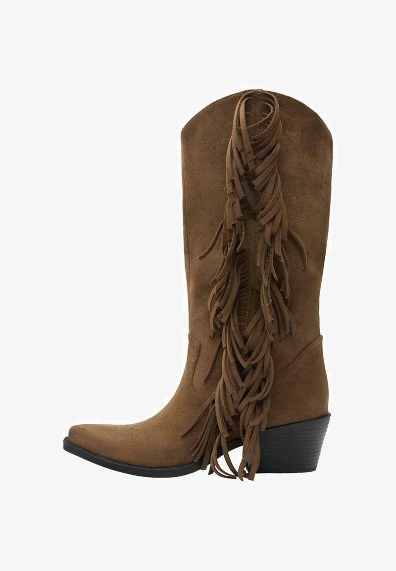 Brązowe zamszowe kowbojskie buty z frędzlami wzdłuż zewnętrznej części cholewki, spiczastym noskiem i czarnym, przesuniętym obcasem.