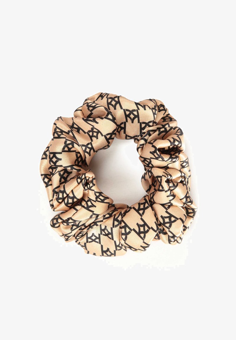 Zijdeachtige scrunchie in lichtbeige, met een zwart monogram patroon. Zachte textuur metGathered stof voor elasticiteit en houvast.