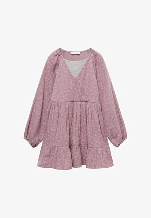 Sukienka kopertowa w jasnoróżowym kolorze z subtelnym kwiatowym wzorem. Posiada długie bufiaste rękawy i spódnicę z falbanami. Wykonana z lekkiej tkaniny.