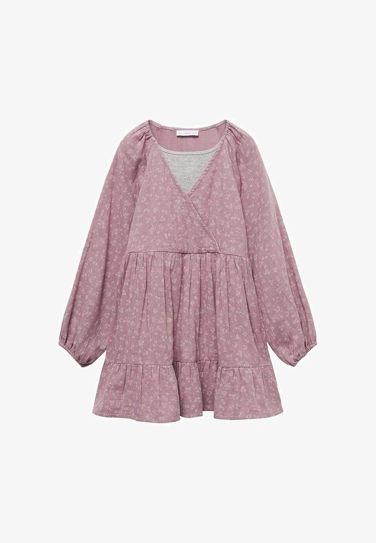 Vestito a portafoglio in rosa chiaro con stampa floreale delicata. Caratterizzato da maniche lunghe a sbuffo e gonna a balze. Realizzato in tessuto leggero.