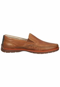 Zapatos de piel marrón tipo slip-on con costuras visibles y una superficie texturizada. Suela de goma flexible, punta redondeada y un sutil detalle en el talón.