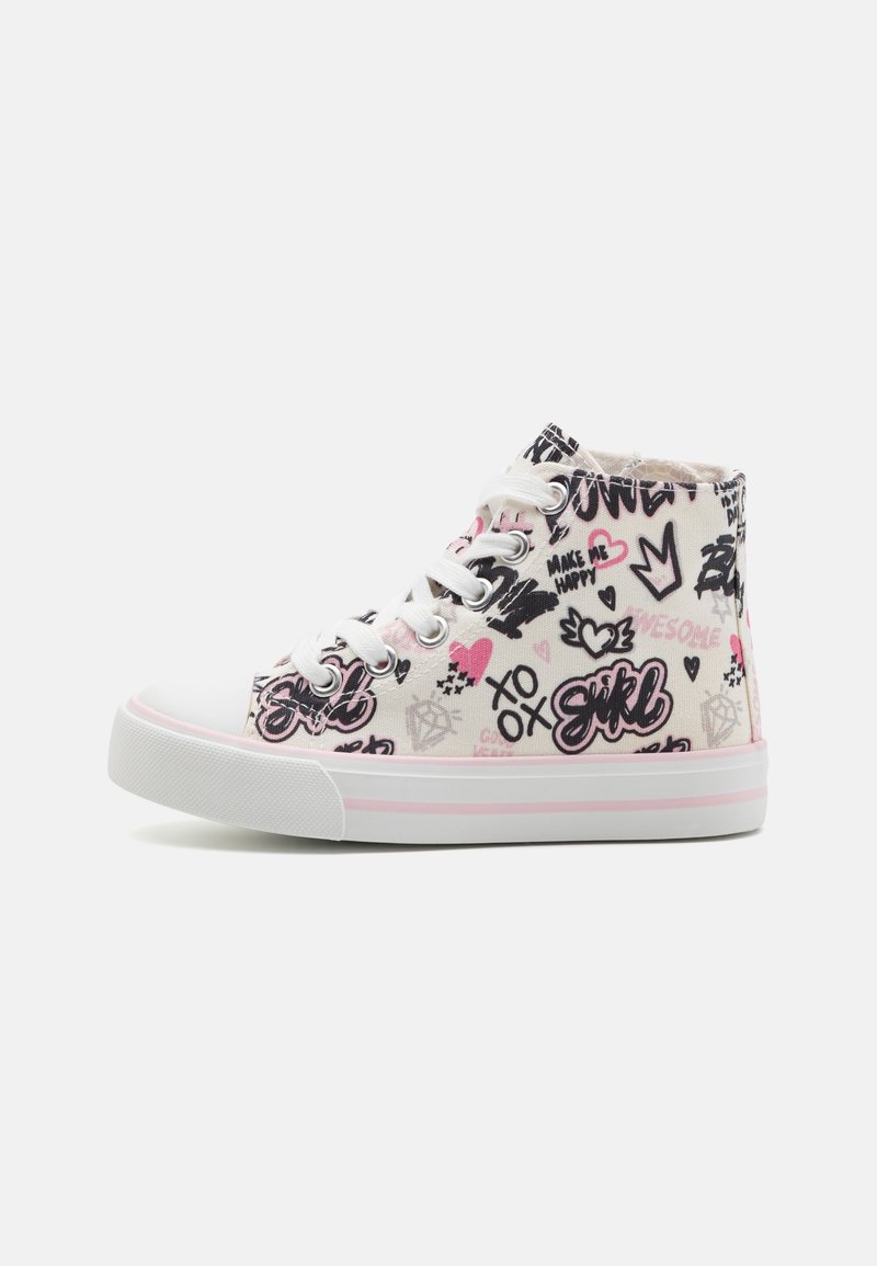 Baskets montantes avec une base blanche, des accents roses, et des textes et symboles en style graffiti noir et rose incluant des cœurs, des couronnes et le mot "girl".