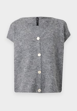 Grauer gestrickter Cardigan mit kurzen Ärmeln und V-Ausschnitt, ausgestattet mit vier hellen Knöpfen auf der Vorderseite und einem lässigen Schnitt.