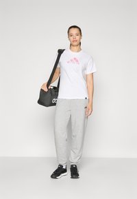 adidas Sportswear Nyomott mintás póló - white