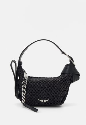 Černá tkaná kabelka s koženými doplňky, charakterizovaná texturovaným tělem, stříbrným řetízkem a zipovým uzávěrem na přední straně.
