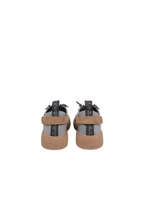 Scarpe grigie con accenti in suede beige, suole in gomma e lacci elastici. Presentano cuciture a contrasto e un logo sul retro.