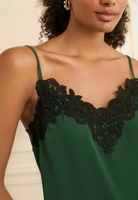 Love & Roses REGULAR FIT - Toppi - dark green