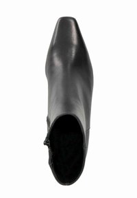 Botte à la cheville noire avec un bout pointu, extérieur en cuir lisse, zip sur le côté et doublure intérieure texturée. Pas d'embellissements visibles.