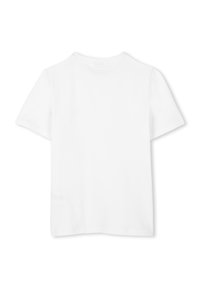 T-shirt branca de manga curta em algodão, com decote redondo e textura suave, sem padrões ou detalhes. Apenas vista posterior.