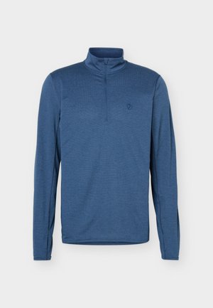 Kék, hosszú ujjú, negyed cipzáros pulóver magas gallérral és kis hímzett logóval a bal mellrészen, fehér háttéren bemutatva.