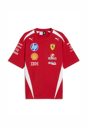 Rød racerkjortel med Puma-logoer, Ferrari-emblem og sponsorlogoer inklusive HP, Shell, IBM, UniCredit og CEVA. Hvide striber på siderne.