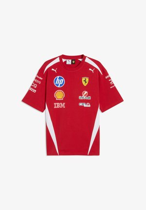Rood race team-shirt met Puma-logo's, Ferrari-embleem en sponsorlogo's waaronder HP, Shell, IBM, UniCredit en CEVA. Witte strepen aan de zijkanten.