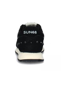 Sneaker in suede nera con logo bianco "SUN68" sul tallone, tomaia testurizzata e suola intermedia chiara con accenti neri.
