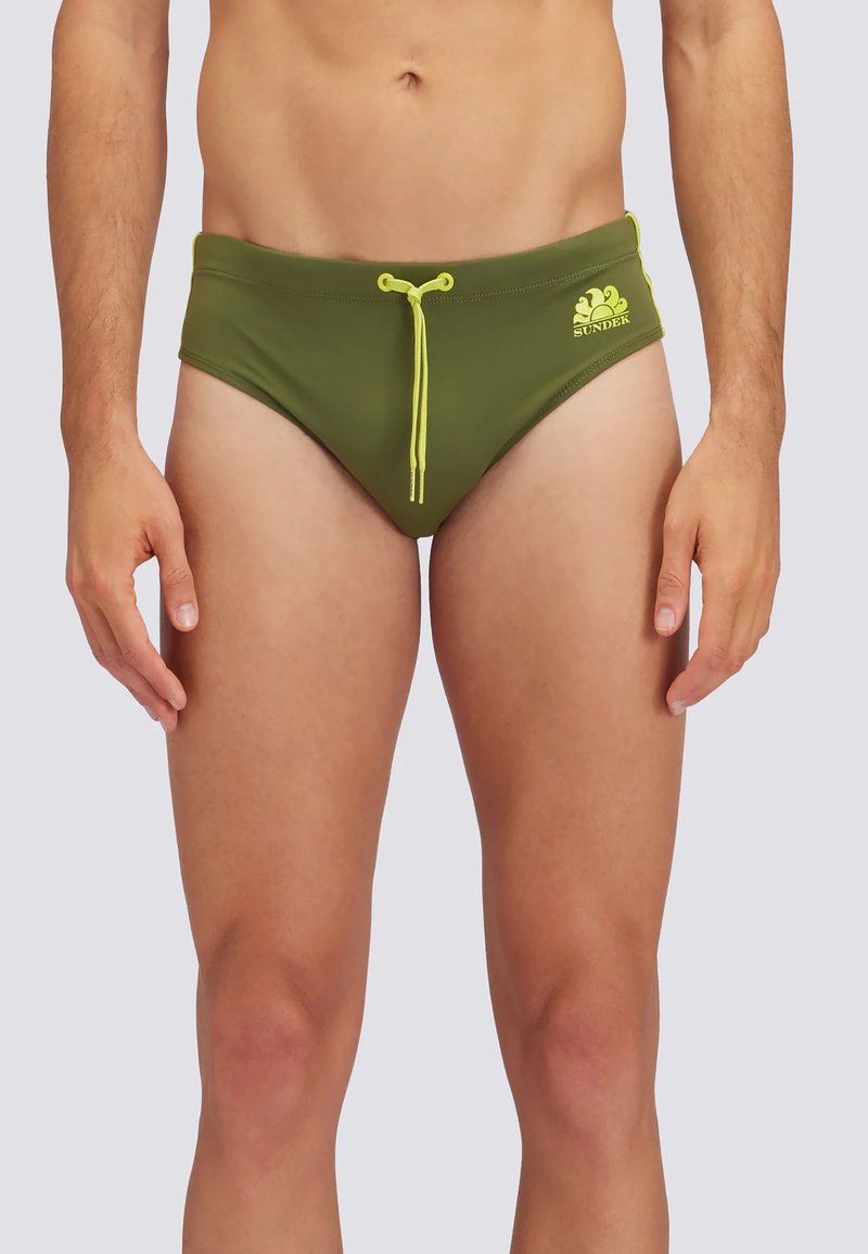 Costumi da bagno verde in tessuto morbido, con un laccetto giallo e un logo sul davanti. Design classico per costumi da bagno.
