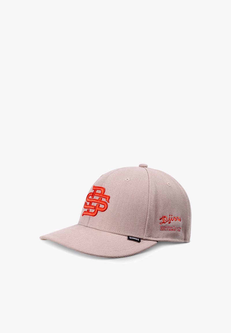 Casquette de baseball beige clair avec logo "DS" rouge brodé en relief sur le devant et texte "Djinns" sur le côté.