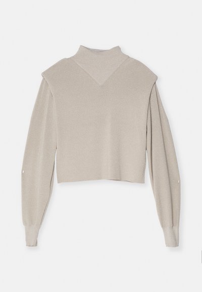 Beige strik crop top med en falsk turtleneck, voluminøse ærmer og subtil glans. Har en v-formet halsudskæring og ribbet tekstur.