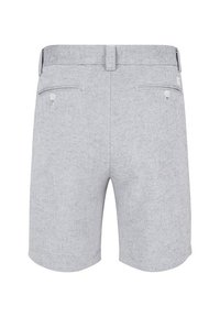 Szare szorty wykonane z teksturowanej tkaniny, z płaskim przodem, tylnymi kieszeniami z guzikami oraz paskiem z przelotką.