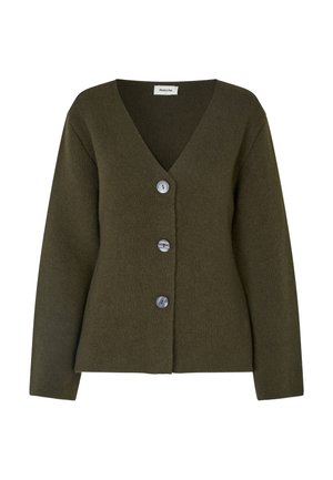 Olivgrüner Strickcardigan mit V-Ausschnitt, ausgestattet mit drei grauen Knöpfen an der Vorderseite und langen Ärmeln. Der Stoff hat eine glatte Textur und ist figurbetont.