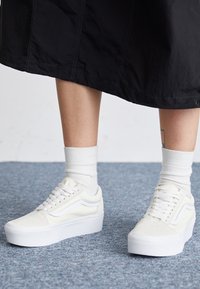 OLD SKOOL STACKFORM - Sneakersy niskie