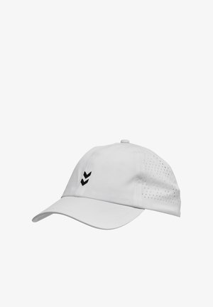 Weißer Hut mit gebogenem Schirm und belüfteten Seitenteilen. Verfügt über ein schwarzes Chevron-Logo auf der Vorderseite. Hergestellt aus leichtem Stoff.
