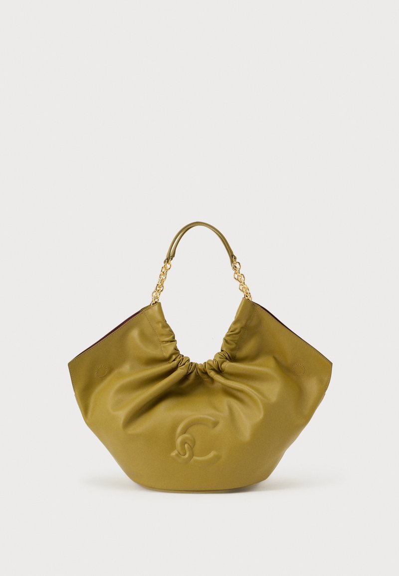 Borsa a mano in morbida pelle verde oliva con parte superiore arricciata e manico a catena dorata, con logo "C" intrecciato in rilievo sulla parte anteriore.