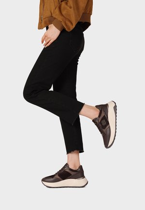 Queen Helena, X35-23 - Sneakers basse - marrone
