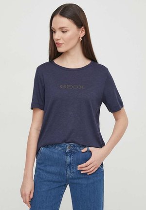 T-shirt in cotone blu navy con maniche corte, scollo rotondo e un discreto logo "GEOX" stampato in una tonalità più chiara sul petto.