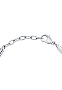 Bracciale in argento con maglie ovali e chiusura a moschettone. Include un piccolo cartellino con testo inciso. Finitura superficiale liscia e lucida.