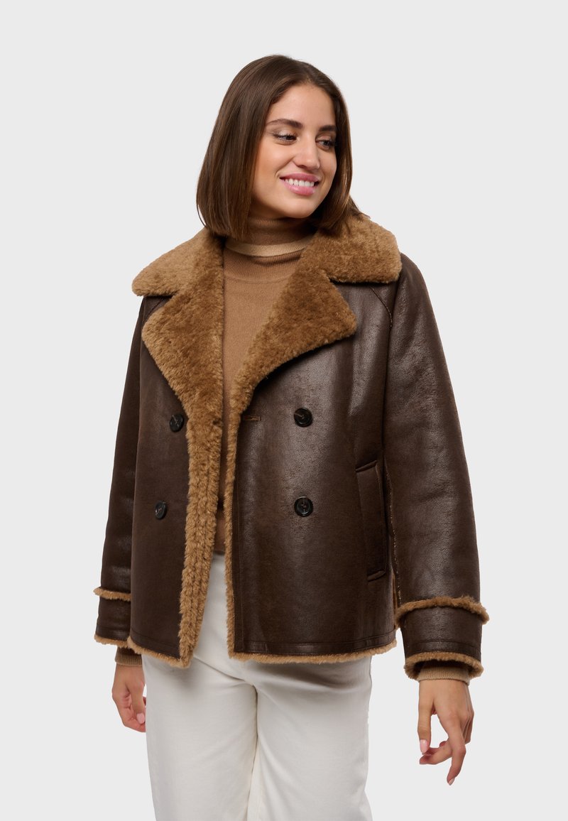 Hnědá kožená bunda s hnědým umělým kožušinovým límcem, dvouřadým zapínáním a černými knoflíky. Měkká textura s kontrastními detaily.