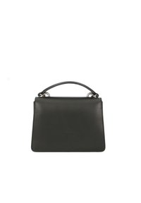 Borsa a mano in pelle nera con una forma strutturata, manico superiore e accenti metallici. Presenta un logo impresso sul davanti e una texture liscia.