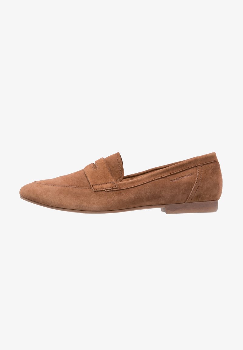 Mocassin en daim marron avec un petit talon, un bout arrondi, et une bride décorative cousue sur le dessus pour plus de détails.
