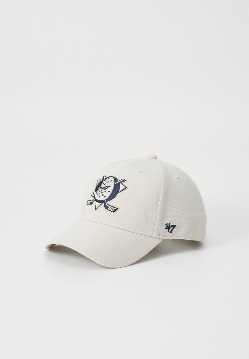 Baseballmütze aus hellgrauem Stoff, mit einem marineblauen, gestickten Logo auf der Vorderseite. Mit gebogenem Schirm und verstellbarem Riemen hinten.