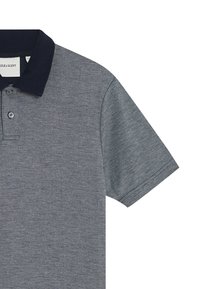 Grijze polo met een marineblauwe kraag, gemaakt van een gestructureerde stof, met een drukknoopsluiting en korte mouwen. Subtiele heatherpatroon zichtbaar.