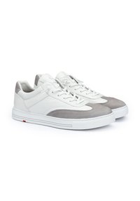 Sneakers bianchi in pelle e scamosciata grigia con profilo basso, punta tonda e design con lacci; dettagli testurizzati e suola in gomma.