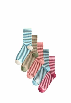 Gestreiftes Socken-Set mit vier Paaren in Blau, Beige, Pink und Rot, jeweils mit kontrastierenden Zehen- und Fersenfarben. Durchgehend gerippte Struktur.