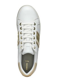 Witte leren sneaker met gouden accenten, gestructureerde beige zijkanten, gouden oogjes en witte veters. Geox-logo zichtbaar op de binnenzool.