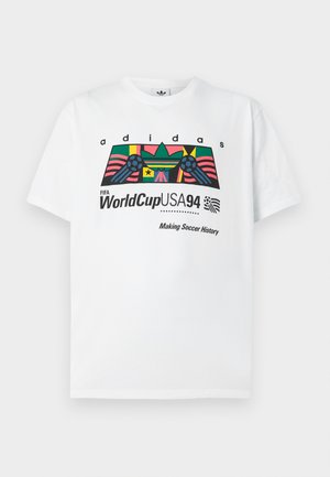 Λευκό μπλουζάκι Adidas με πολύχρωμο γραφικό της FIFA World Cup USA 94, που περιλαμβάνει ποδοσφαιρικές μπάλες, ρίγες και το κείμενο "Making Soccer History".
