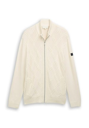 Strikket cardigan i creme med diamantmønstre, ribbet krave, ærmekanter og bund, har sølvfarvet lynlås og to frontlommer.